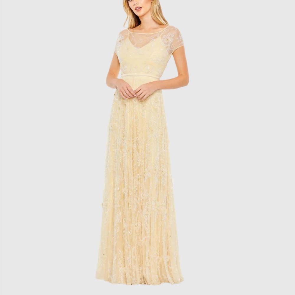 Elegant Lace Evening Gown in Soft Yellow